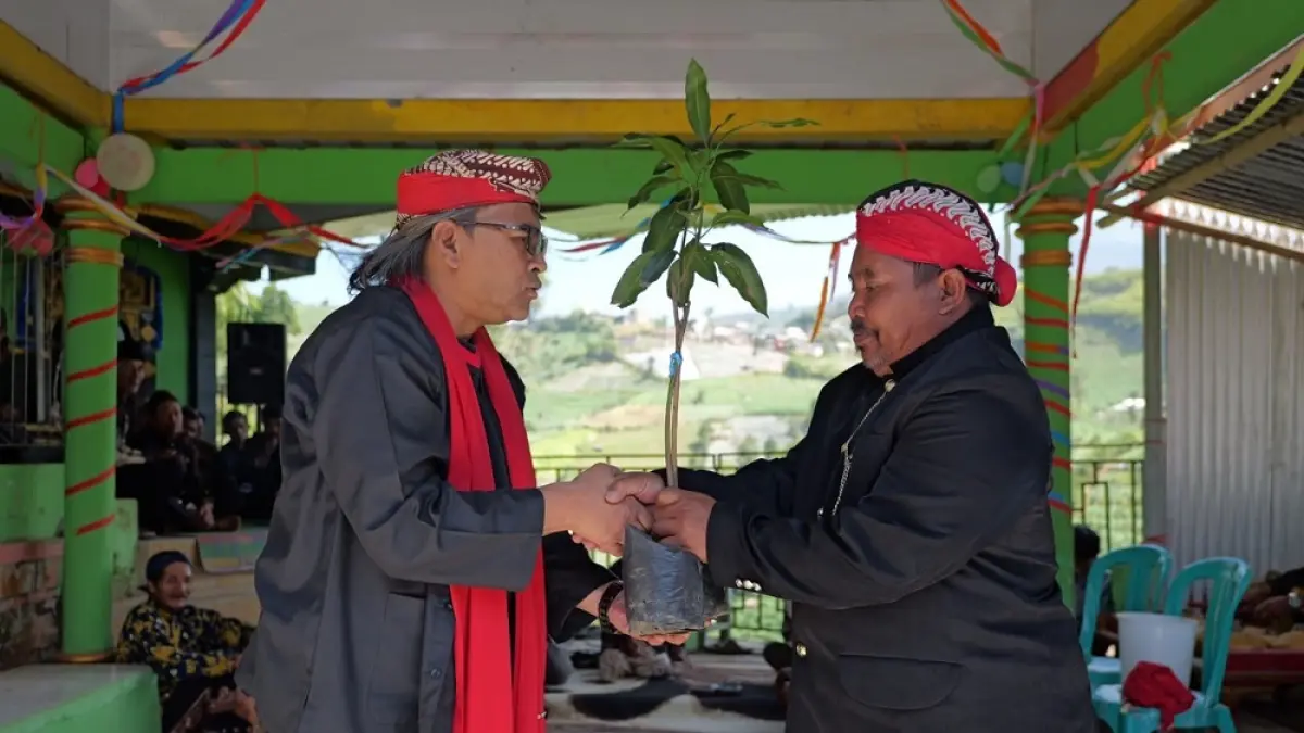 Bupati Temanggung Agus Setyawan menyerahkan bibit pohon keras saat Tradisi Merti Dusun dan Nyadran yang digelar warga Desa Cemoro, Wonoboyo, Temanggung.