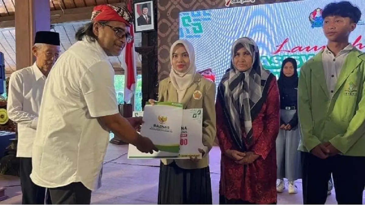 Bupati Temanggung Agus Setyawan saat menyerahkan beasiswa Baznas kepada mahasiswa tahun lalu.