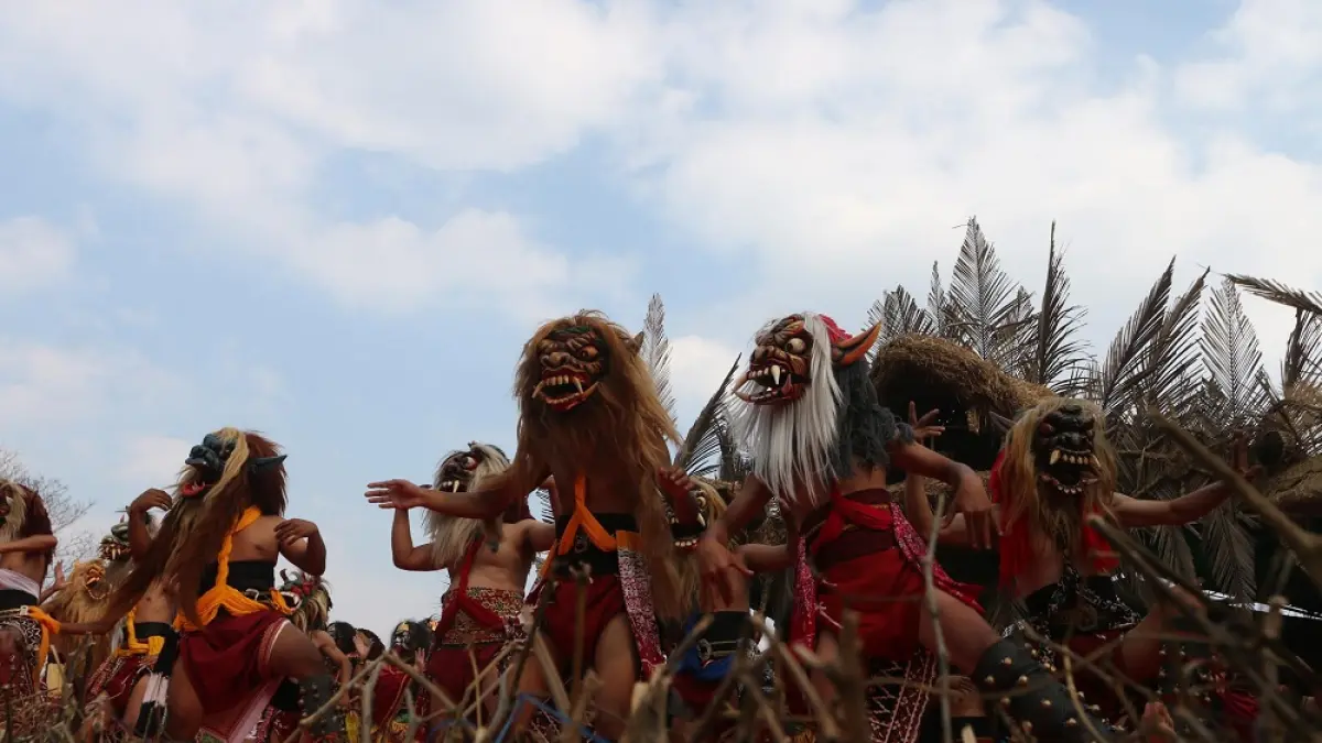 Kemeriahan Festival Lima Gunung XXV digelar di Dusun Warangan, Kecamatan Pakis, Kabupaten Magelang, Minggu (12/7/2026). (NUR CHAMIM/JAWA POS RADAR SEMARANG)