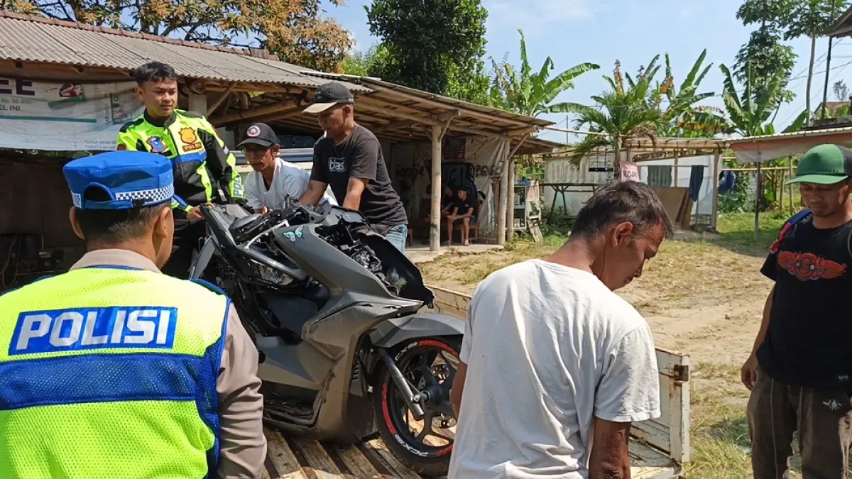 Kondisi motor PCX usai ditabrak truk bermuatan kertas minyak yang mengalami rem blong di jalur Magelang-Salatiga. (ROFIK SYARIF/ JAWA POS RADAR MAGELANG)