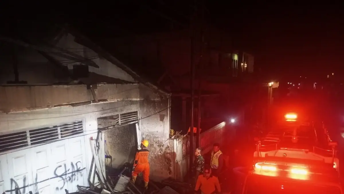 Petugas Damkar memadamkan api yang membakar sebuah toko di Jumo, Temanggung, Minggu (12/7/2026) dini hari.

&nbsp;