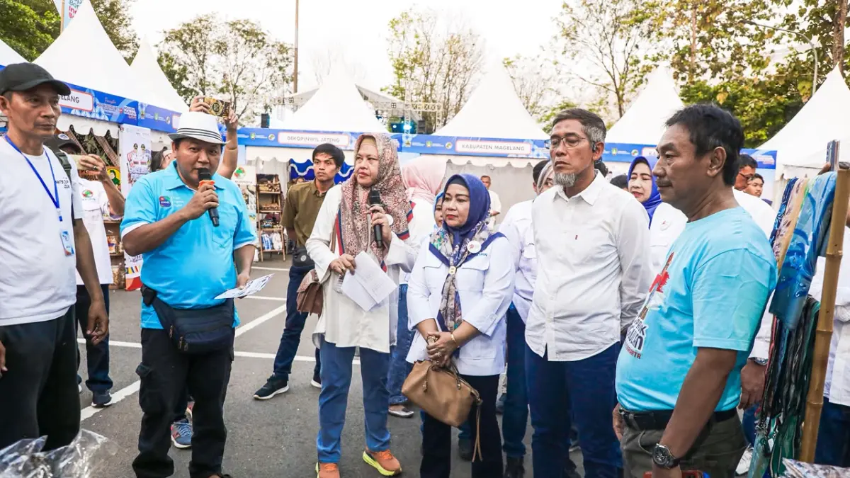 Sekda Jateng Sumarno saat mewakili Gubernur Ahmad Luthfi memberikan sambutan pada Tasyakuran dan Paerelaran Seni Peringatan Hari Koperasi ke-79 Tingkat Provinsi Jateng di Stadion Manahan, Surakarta.&nbsp;