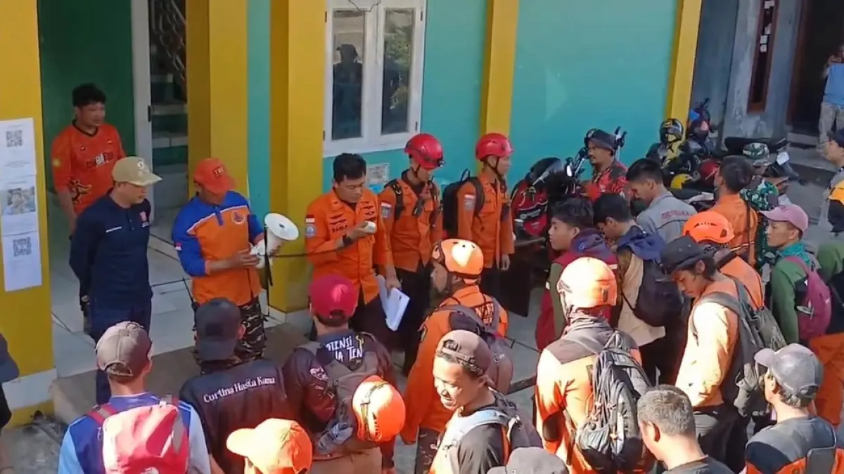 Tim operasi SAR skala besar saat persiapan pencarian dua korban di Gunung Bismo.