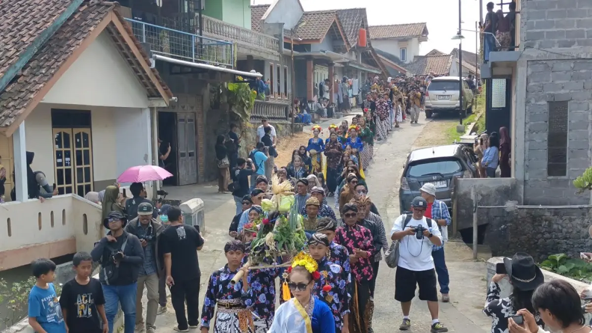 Warga menggelar kirab Lima Gunung Kalis Ing Kartisampeka sebagai puncak Festival Lima gunung XXV di Dusun Warangan Kecamatan Pakis, Kabupaten Magelang, Minggu (12/7/2026) (ROFIK SYARIF/ JAWA POS RADAR MAGELANG)