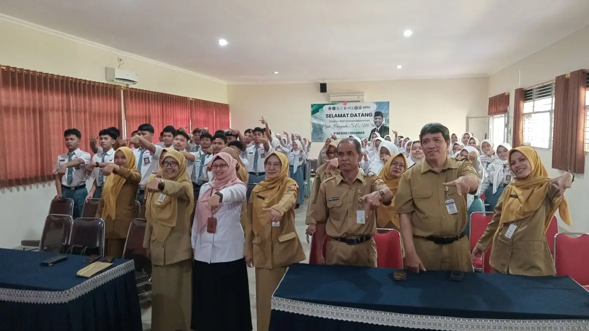 Kepala BBPMP Jateng Nugraheni Triastuti (dua dari kiri), Kepala SMAN 1 Kota Mungkid Diah Ratnaningrum (satu dari kiri), jajaran tenaga pendidik, dan siswa-siswi ketika melaksanakan sesi foto bersama saat kegiatan peluncuran program Gernas Rana secara daring. Senin (13/7/2026) (TALITHA SHAFIAULIA/JAWA POS RADAR MAGELANG)