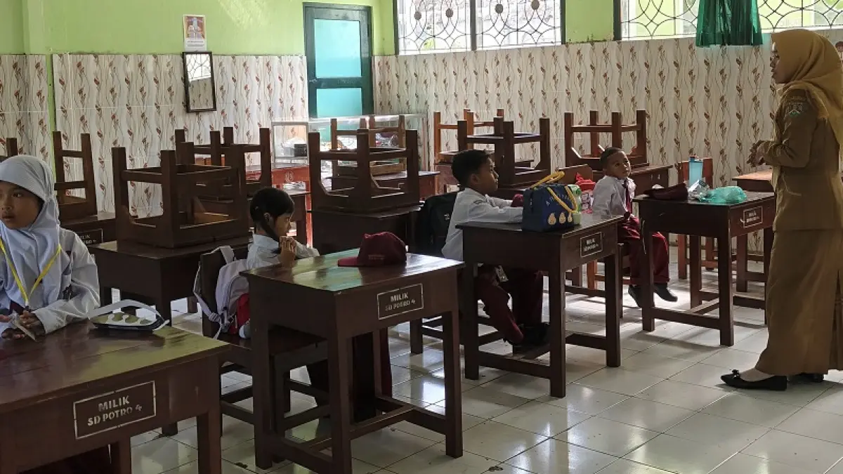 Empat siswa baru SD Negeri&nbsp;Potrobangsan 4 Kota Magelang saat mengikuti Masa Pengenalan Lingkungan Sekolah (MPLS) di hari pertama masuk sekolah, Senin (13/7/2026). (ROFIK SYARIF/ JAWAPOS RADAR MAGELANG)