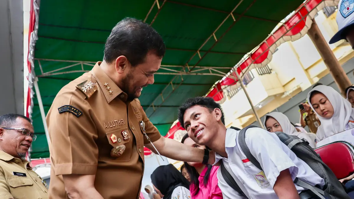Gubernur Ahmad Luthfi memberi motivasi pada siswa Program Sekolah Kemitraan Pemprov Jateng di SMA Laboratorium UPGRIS, Semarang pada hari pertama sekokah, Senin (13/7/2026).