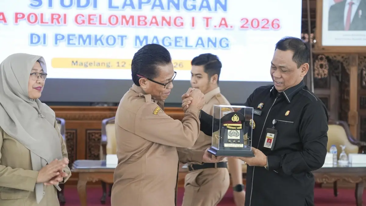 Kepala Pusat Pendidikan Administrasi (Kapusdikmin) Lemdiklat Polri Kombes Pol Ruli Agus Pramono menyerahkan cinderamata kepada Pejabat (Pj) Sekretaris Daerah Kota Magelang Larsita&nbsp;