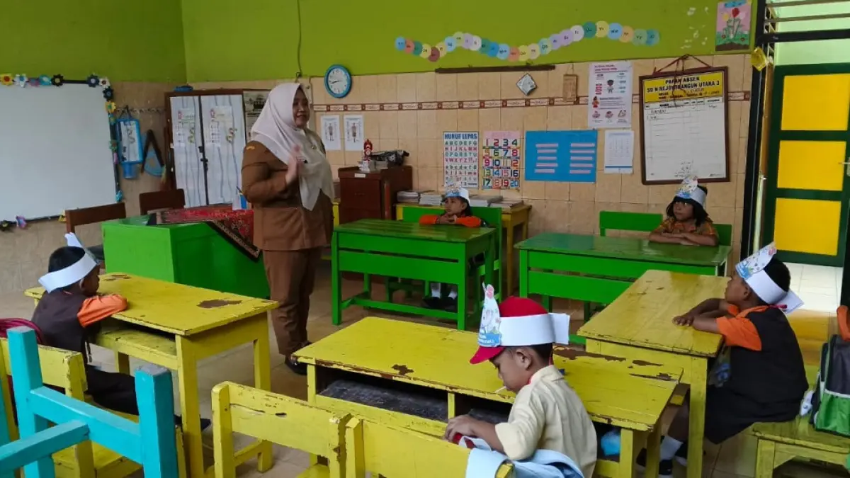 Lima siswa baru SD Negeri Rejowinangun Utara 3, Kota Magelang, memulai tahun ajaran baru dengan menggelar Masa Pengenalan Lingkungan Sekolah (MPLS),Senin (13/7/2026). (LAZUARDI RAFI ALIF ADANI/JAWA POS RADAR MAGELANG)&nbsp; &nbsp; &nbsp; &nbsp; &nbsp; &nbsp; &nbsp; &nbsp; &nbsp; &nbsp; &nbsp;