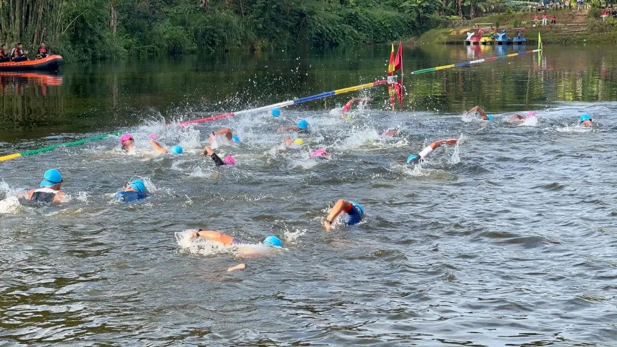 Para atlet berenang di Telaga Bedakah yang airnya bersuhu 10-12 derajat Celcius menjadi tantangan tersendiri. (Istimewa)