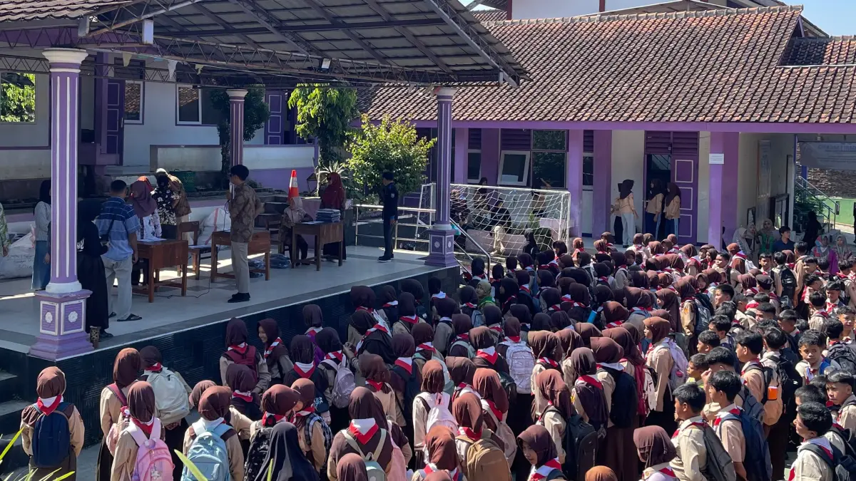 Siswa SMP Negeri 1 Secang Kabupaten Magelang tengah mengambil bantuan seragam dari pemerintah setempat pada Jumat (10/7/2026)(Setia Adiana/Jawa Pos Radar Magelang) 