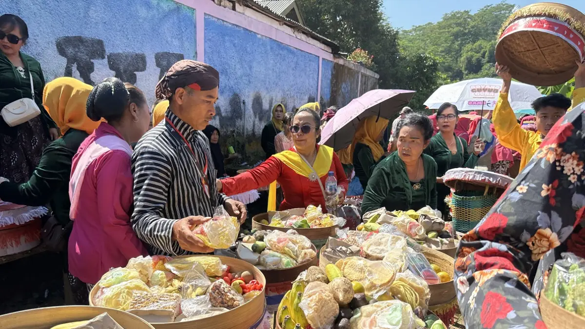 Warga Dusun Giyanti, Desa Kadipaten, Kecamatan Selomerto, Wonosobo membawa tenongan pada puncak acara tradisi Rakanan Giyanti, kemarin (10/7/2026). (Istimewa0