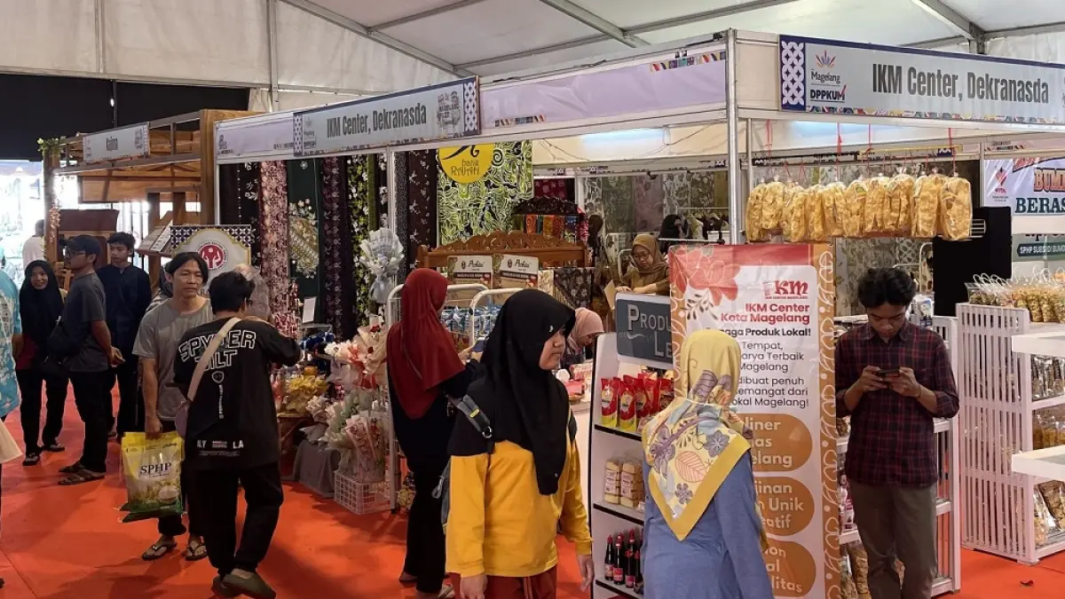 Warga memadati stan Magelang Fair 2026 yang digelar di Alun-alun Kota Magelang. (SETIA ADIANA/JAWA POS RADAR MAGELANG)