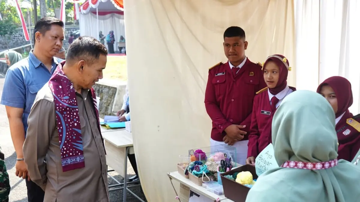 Ketua DPRD Kabupaten Magelang Sakir saat melihat karya siswa SRMA 15 Magelang, Tegalrejo.