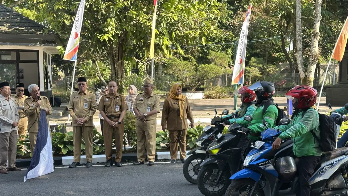 Pendistribusian bantuan dengan menggandeng 60 pengemudi ojek online sebagai mitra Baznas Wonosobo yang mengantarkan paket langsung ke sekolah-sekolah pada hari pertama masuk sekolah, Senin (13/7/2026). (Diskominfo Wonosobo for Jawa Pos Radar Magelang)