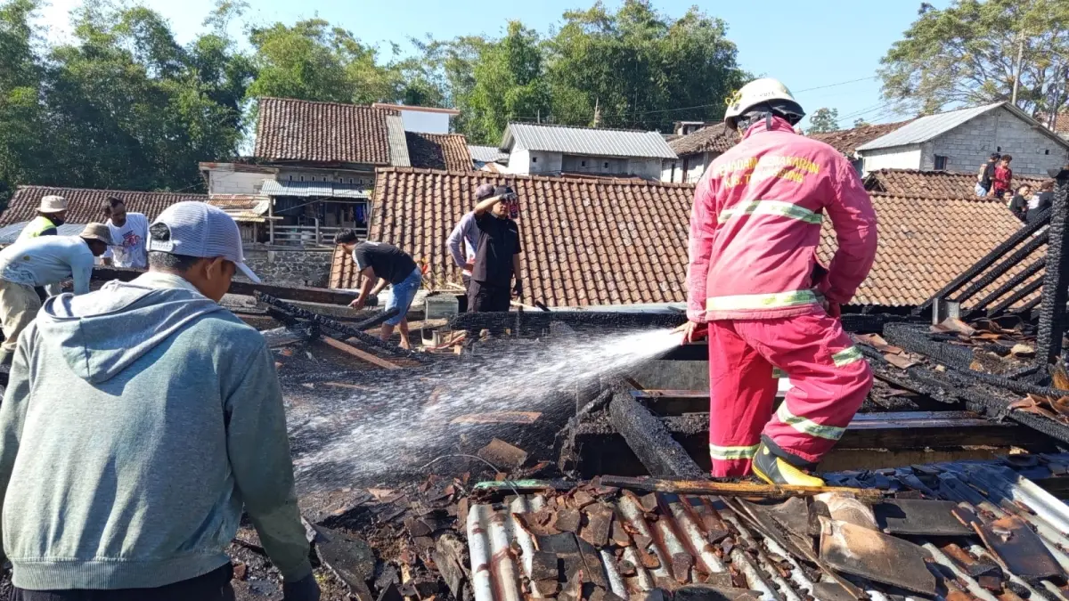 Petugas Damkar melakukan pendinginan di rumah Harjo Trisno dan Samsul Maarif warga Dusun Campursari RT 03 RW 03, Desa Tambaksari, Kecamatan Ngadirejo, Selasa (14/7/2026) pukul 08.00. (Istimewa)