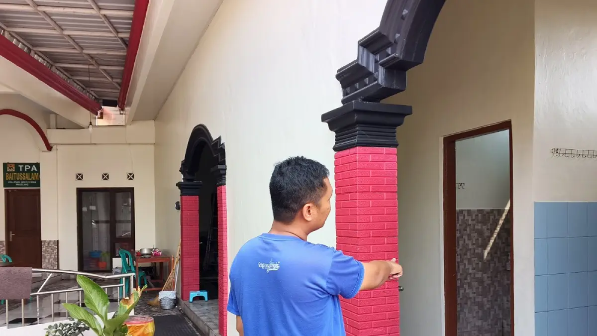 Salah satu warga setempat menunjukkan lokasi yang digunakan saat dua sejoli berduaan di dalam kamar mandi masjid, Selasa (14/7/2026). (ROFIK SYARIF/ JAWA POS RADAR MAGELANG)