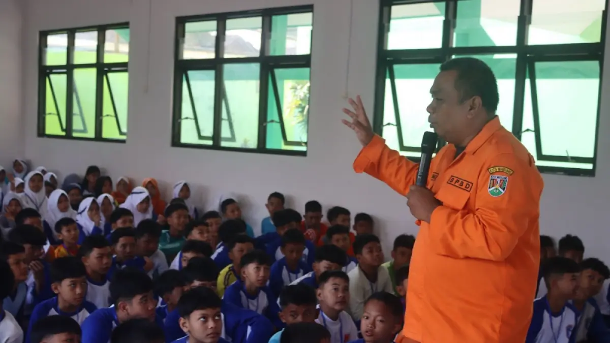 Siswa baru SMPN 4 Kota Magelang mendapat pembekalan mitigasi bencana dari petugas BPBD.