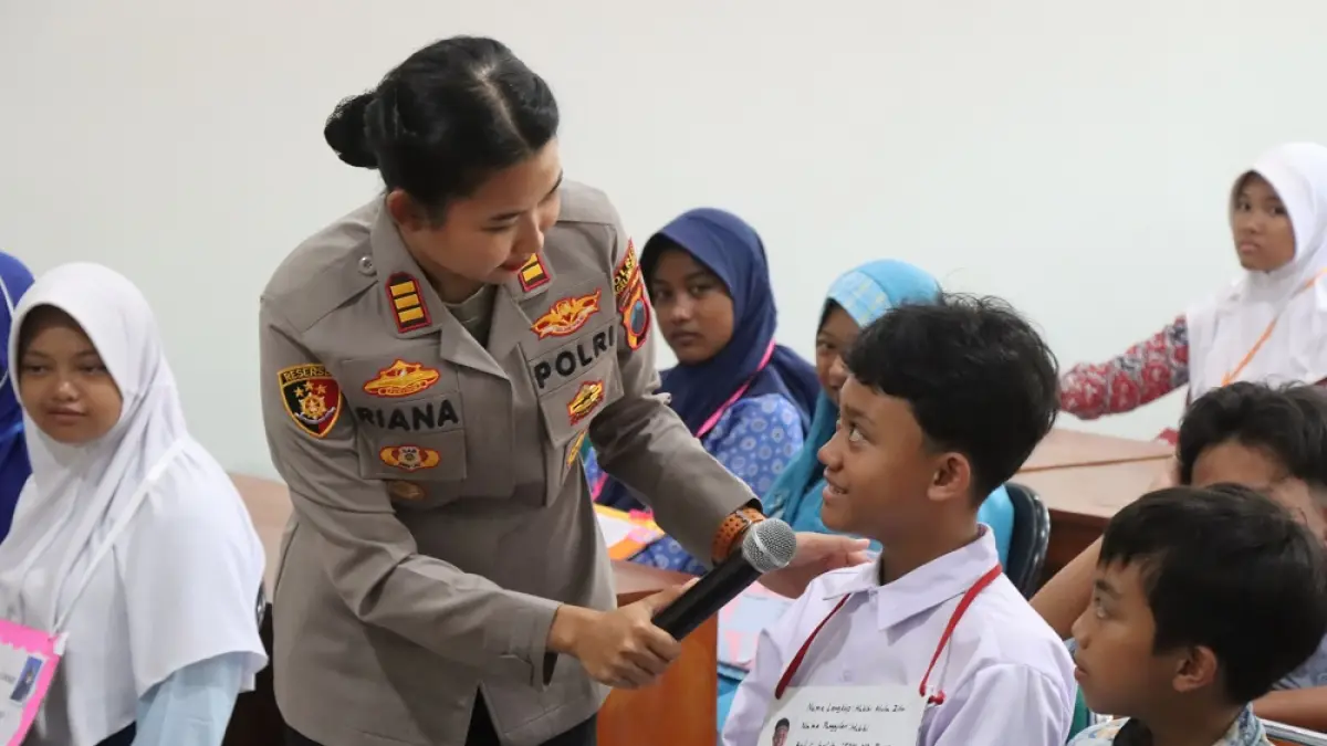 Kepala Satuan Reserse PPA/PPO Polres Magelang Kota AKP Riana Adhyaksari memberikan sosialisasi pencegahan kenakalan remaja di SMP Muhammadiyah Kreatif Bandongan. (ROFIK SYARIF/ JAWA POS RADAR MAGELANG)