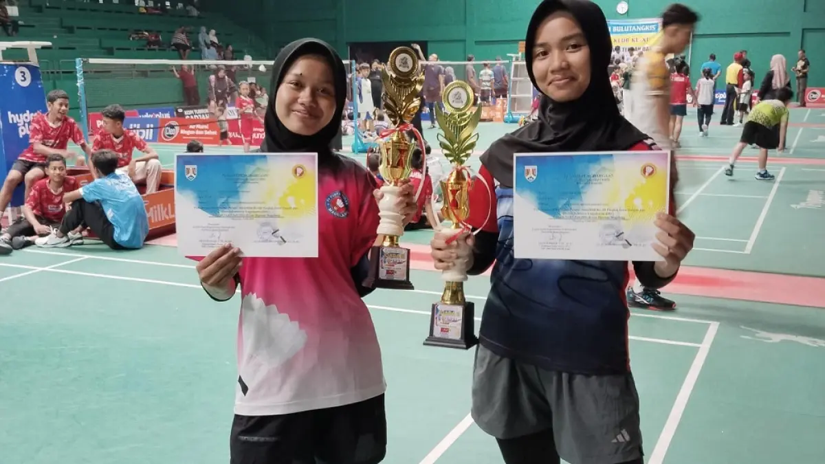 Najwa Alya Ramadhani dan Alvina Fauzia Rahmadwina siswi kelas IX SMP Mutual yang meraih juara 2 dan 3 Invitasi Bulu Tangkis Antar Klub tingkat Jawa Tengah dan DIJ.