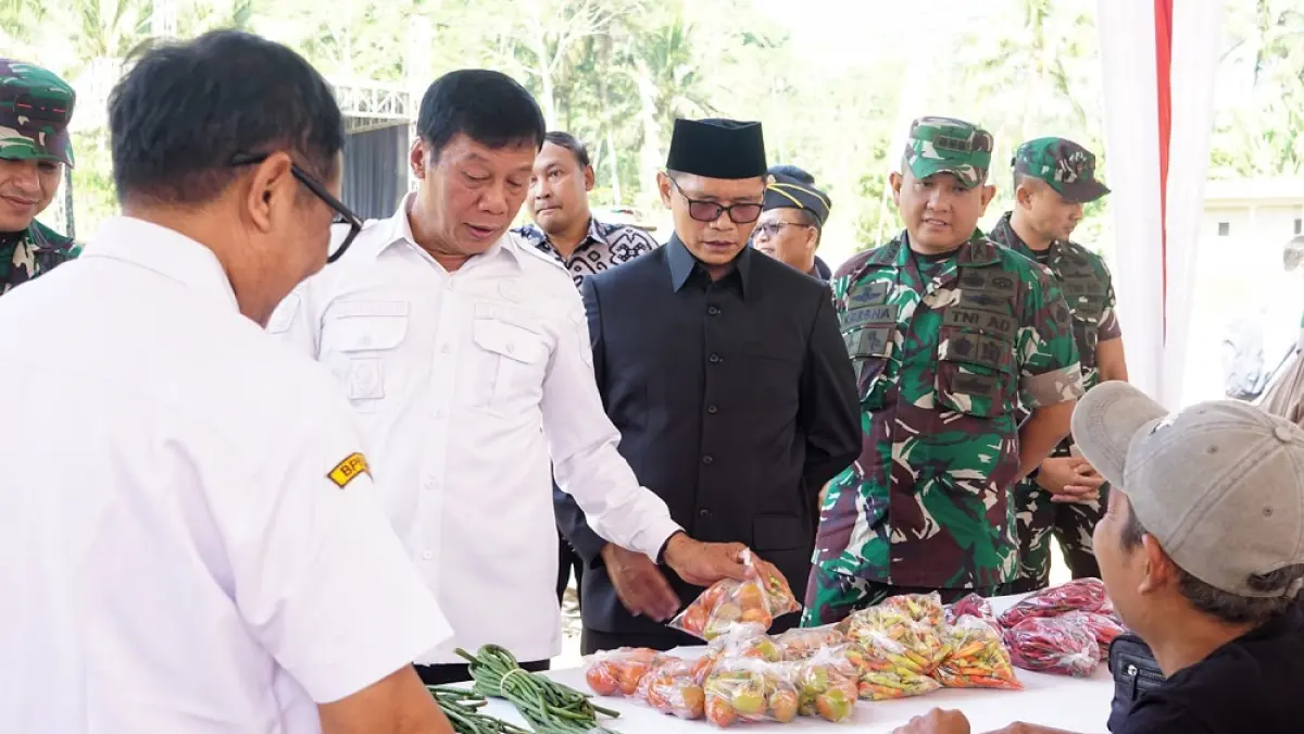 Pembukaan TMMD di Secang, Wakil Bupati Magelang Sahid melihat-lihat hasil produk yang dipamerkan, Rabu (15/7/2026).&nbsp;&nbsp;