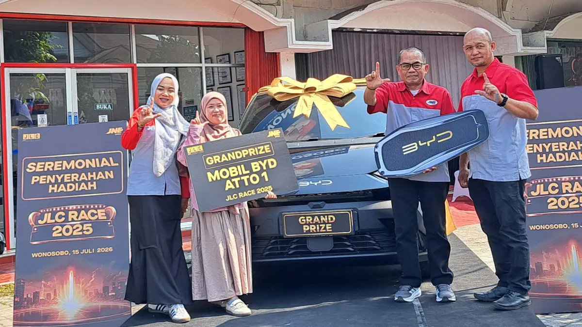 Penyerahan hadiah kepada General Manager Royal Healthy di Kantor Cabang JNE Wonosobo, Rabu (15/7/2026). (Istimewa).