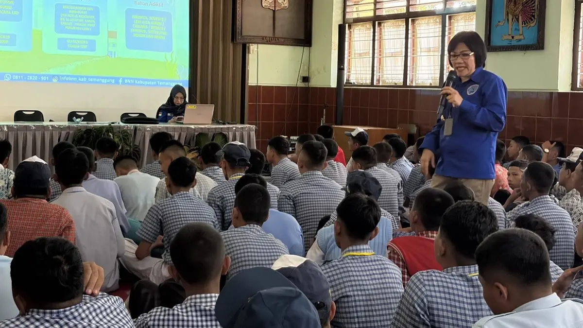 BNN Temanggung memberikan edukasi pencegahan penyalahgunaan narkoba di kalangan pelajar dalam MPLS SMAN 1 Temanggung. (Devi Khofifatur Rizqi/Jawa Pos Radar Magelang)