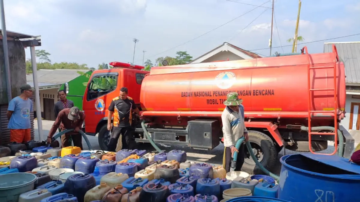 Dropping air bersih dilakukan untuk wilayah yang mengalami kekeringan selama musim kemarau. (Istimewa)