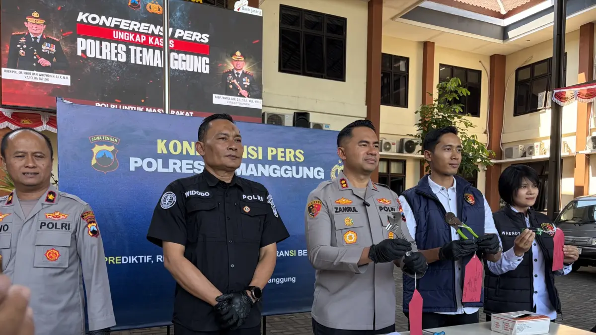 Kapolres Temanggung AKBP Zamrul Aini menunjukkan barang bukti yang digunakan pencuri baterai tower BTS. (Devi Khofifatur Rizqi/Jawa Pos Radar Magelang) 