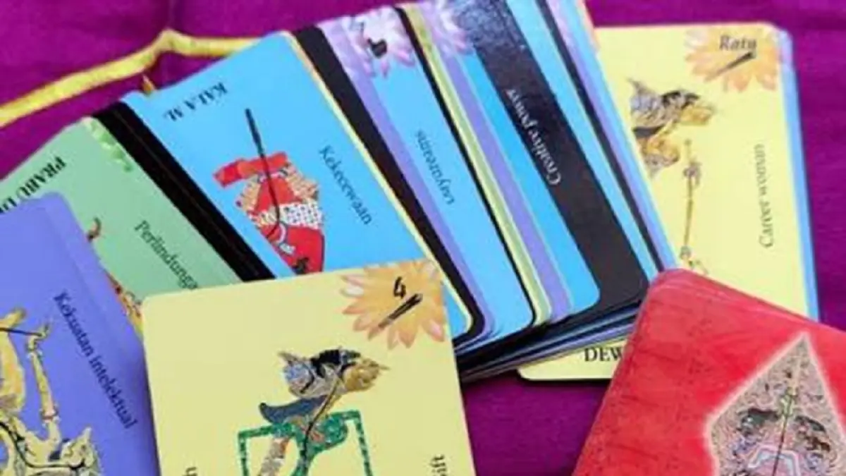Kartu tarot dengan karakter wayang Nusantara.