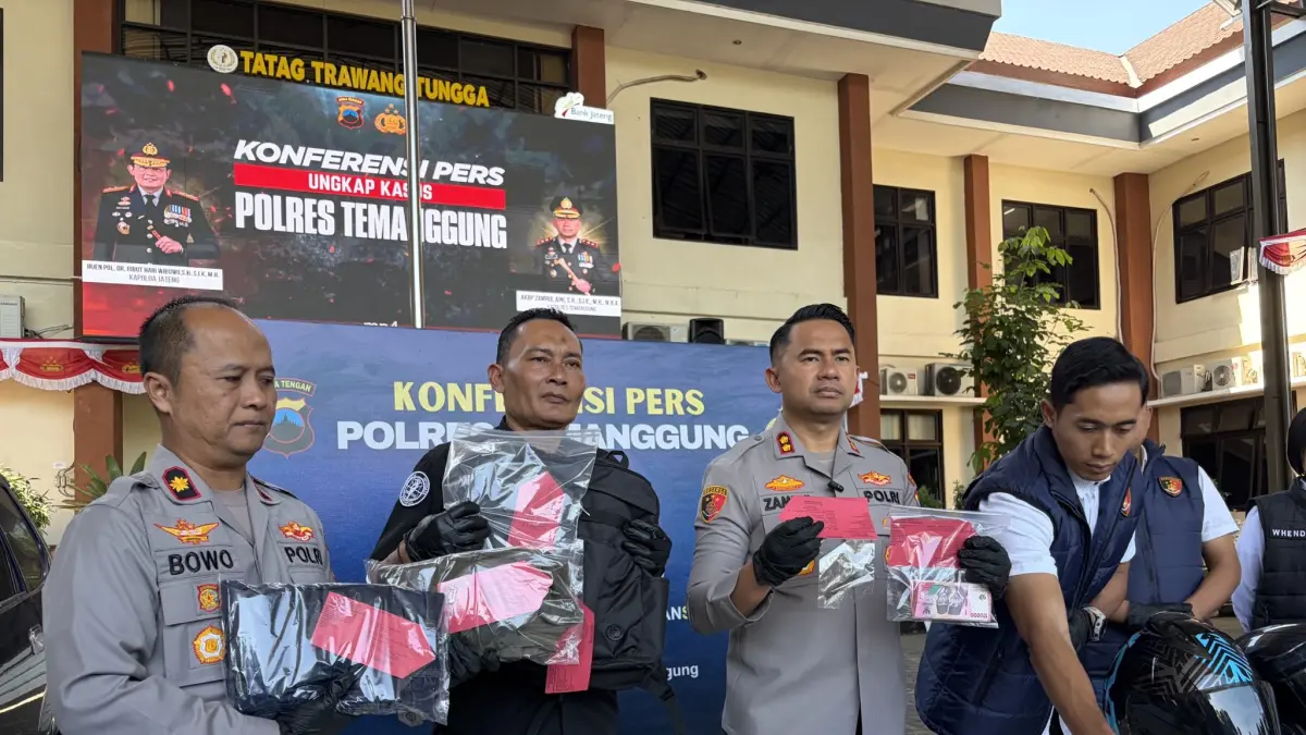 Polisi menunjukkan barang bukti yang digunakan tersangka NK dan SR untuk mengganjal ATM. (Devi Khofifatur Rizqi/Jawa Pos Radar Magelang)