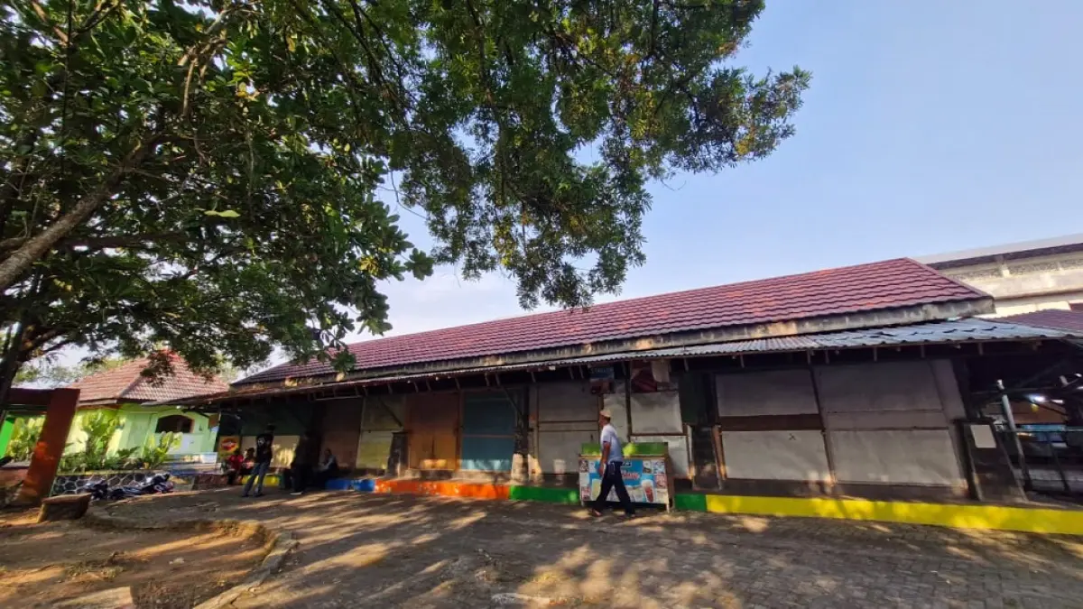 Ratusan lapak kerajinan dan kios oleh-oleh Mudalrejo di depan Taman Kyai Langgeng (TKL) Kota Magelang akan dibongkar menjadi lahan parkir.&nbsp; (PUPUT PUSPITASARI/JAWA POS RADAR MAGELANG)