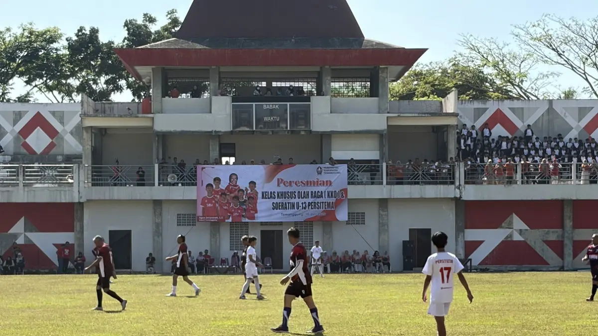 Tim kesebelasan Persitema U13 saat persiapan uji coba pertandingan di Stadion Bhumi Phala Temanggung, Kamis (16/7/2026). (Devi Khofifatur Rizqi/Jawa Pos Radar Magelang)