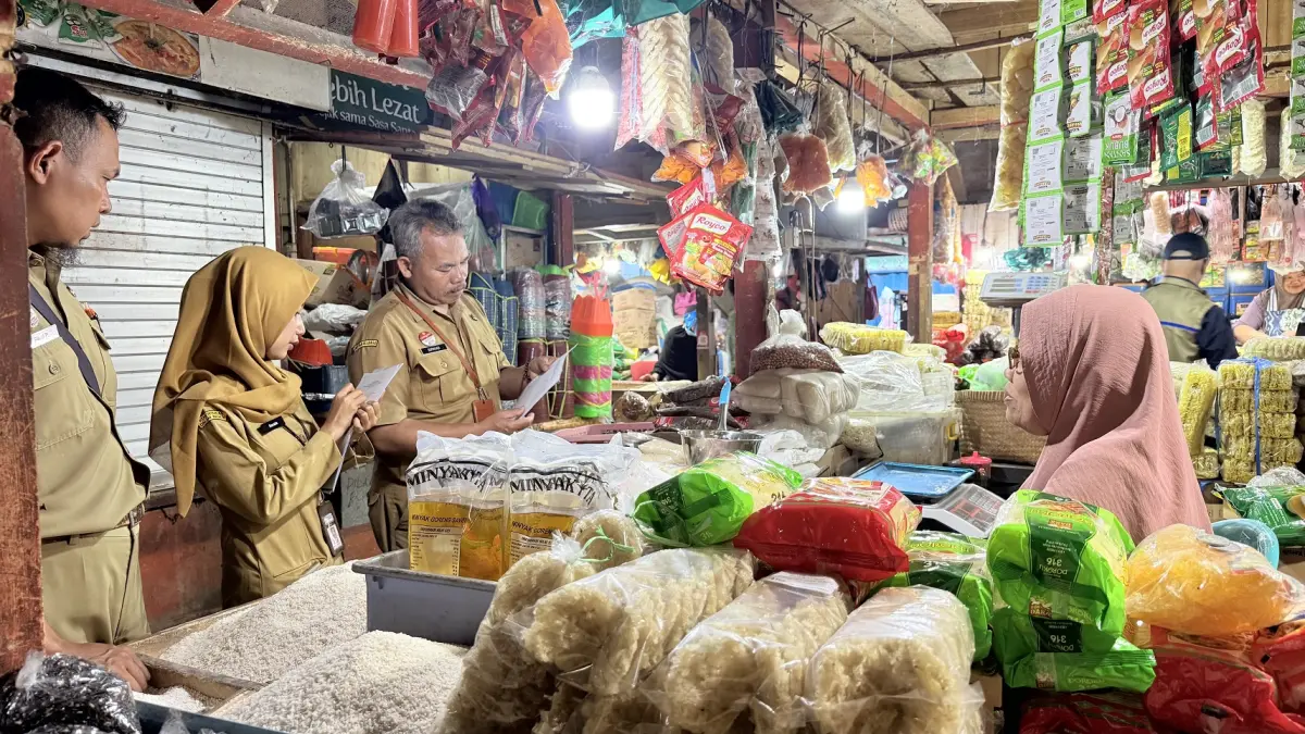 Tim Monitoring dan Evaluasio (Monev) terpadu Kabupaten Wonosobo  mengecek harga di pasar tradisonal. (Istimewa)