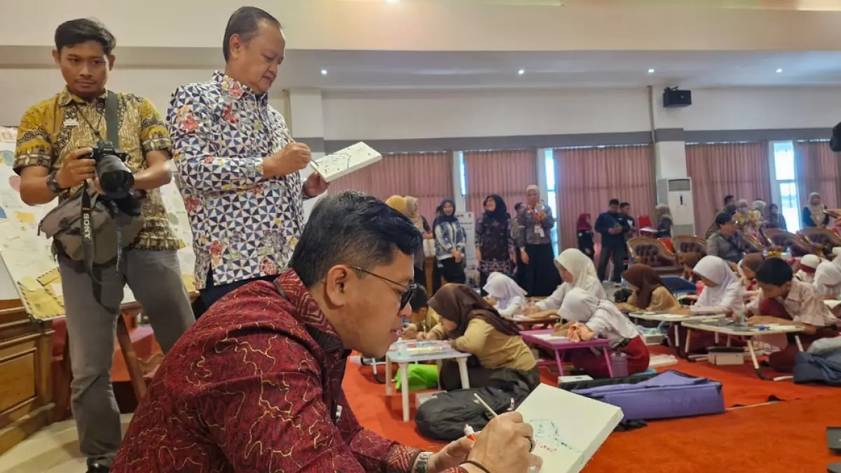 Wali Kota Magelang Damar Prasetyono dan Wawali dr Sri Harso ikut melukis dengan cat air. (PUPUT PUSPITASARI/JAWA POS RADAR MAGELANG)