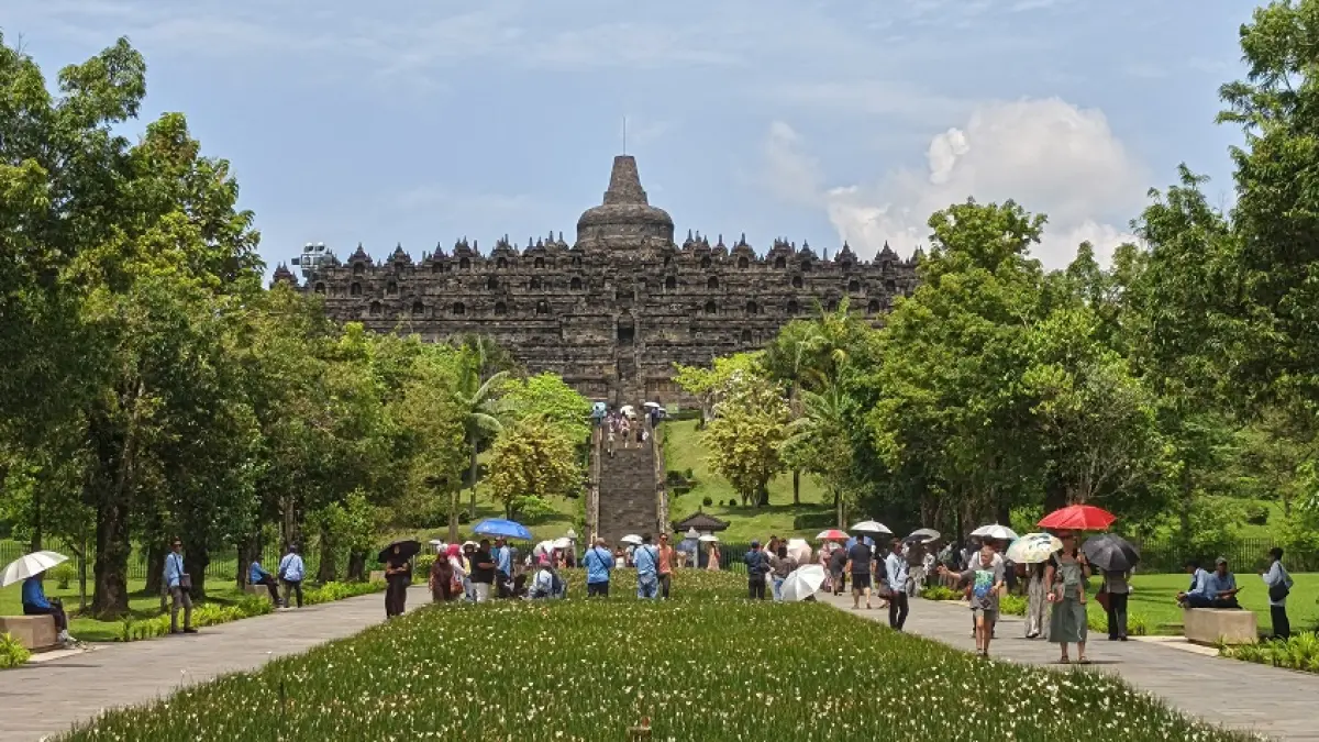 Wisatawan mancanegara membanjiri Candi Borobudur pada Juli, Agustus, hingga September, dengan target 4.000 orang per hari. (ROFIK SYARIF GP/JAWA POS RADAR MAGELANG)