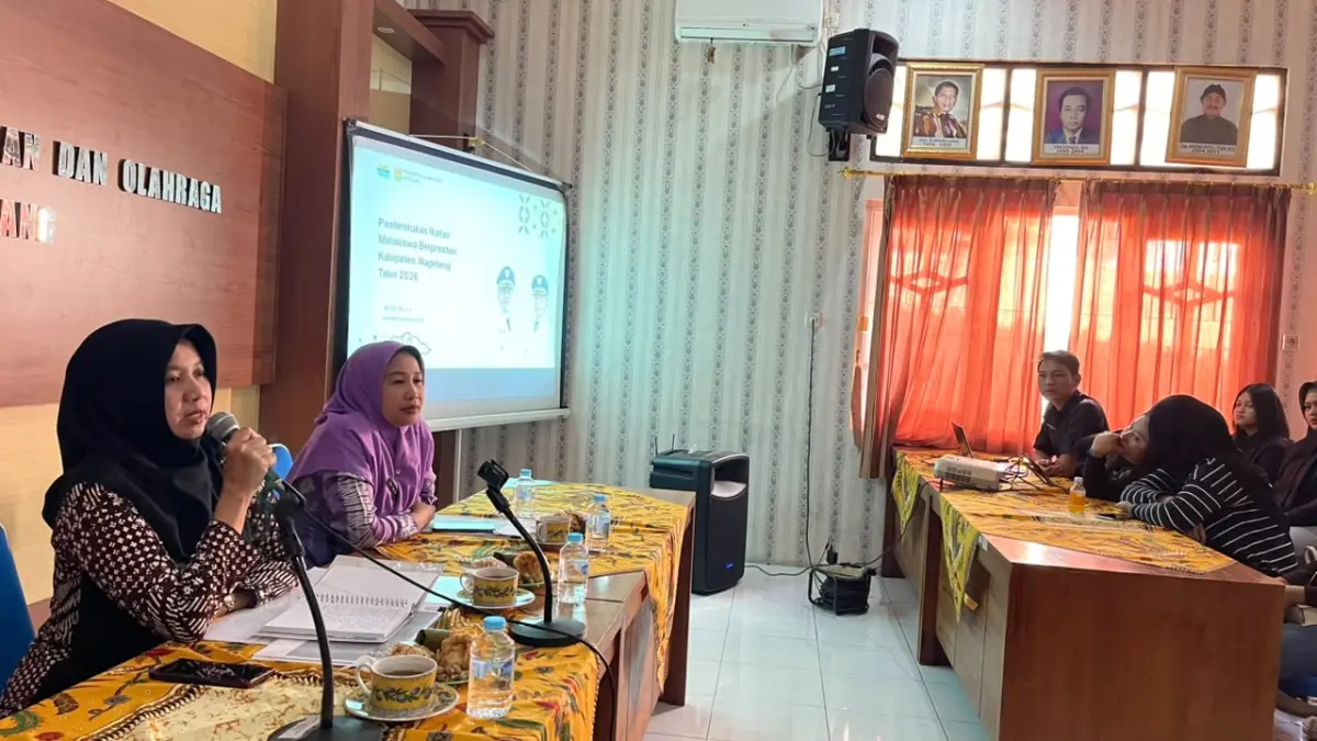Kepala Dinas Pariwisata, Pemuda, dan Olahraga Kabupaten Magelang Farnia Berliani Sri Tulodho memberikan sambutan di depan para mahasiswa penerima beasiswa pemuda berprestasi, Kamis, (16/7/2026). (SETIA ADIANA/JAWA POS RADAR MAGELANG)


