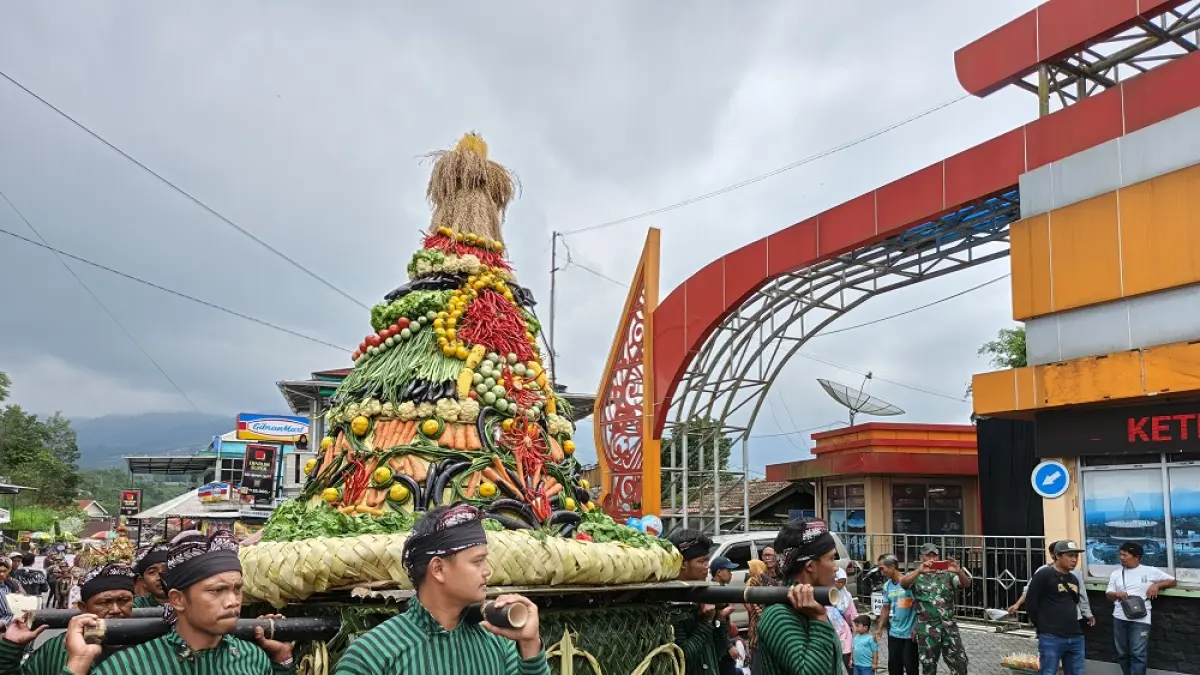 Kirab gunungan di Ketep Pass Magelang tahun lalu.(ROFIK SYARIF/ JAWAPOS RADAR MAGELANG)