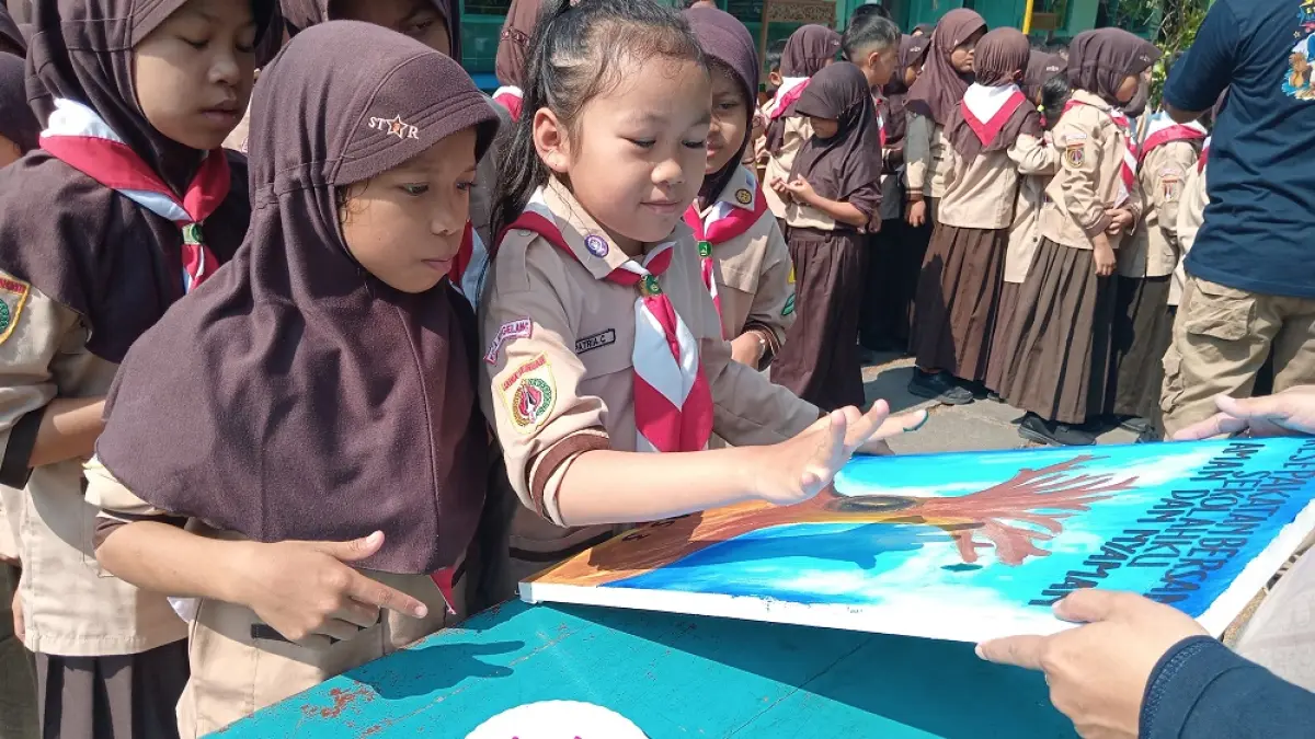 Para siswa baru SDN Potrobangsan 3 Kota Magelang melakukan cap jari kesepakatan bersama. (TALITHA SHAFIAULIA/JAWA POS RADAR MAGELANG)