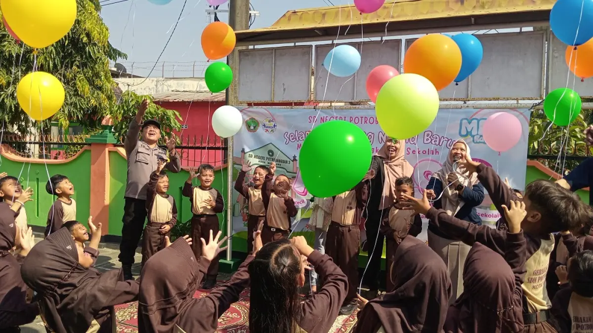 Pelepasan balon warna-warni dalam rangkaian kegiatan penutupan MPLS di SDN Potrobangsan 3 Kota Magelang, Jumat (17/7/2026) (TALITHA SHAFIAULIA/JAWA POS RADAR MAGELANG)