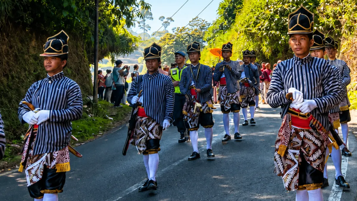 Prosesi pengambilan air suci dari 7 sumber mata air untuk kemudian disatukan di Pendopo Kabupaten dalam rangka Hari Jadi ke-201 Kabupaten Wonosobo. (Istimewa)