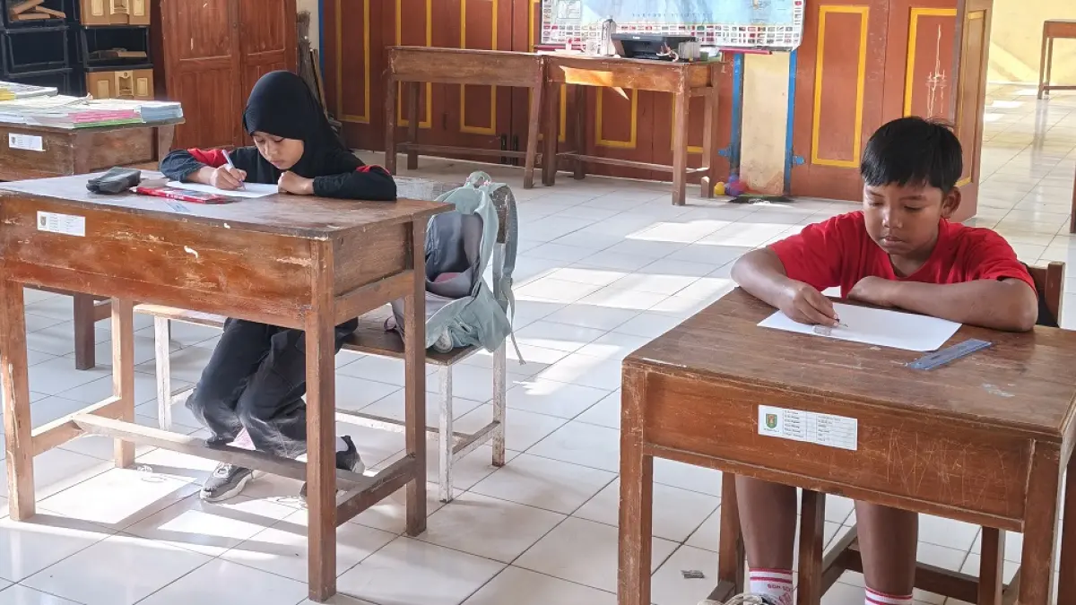 Reyandita Keisha Zahra, kelas 5, dan Rama Dava Saputra, kelas 6 mengikuti pembelajaran bersama di satu ruang kelas SD Negeri Soka 2, Kecamatan Srumbung, Kabupaten Magelang. (ROFIK SYARIF/ JAWA POS RADAR MAGELANG)