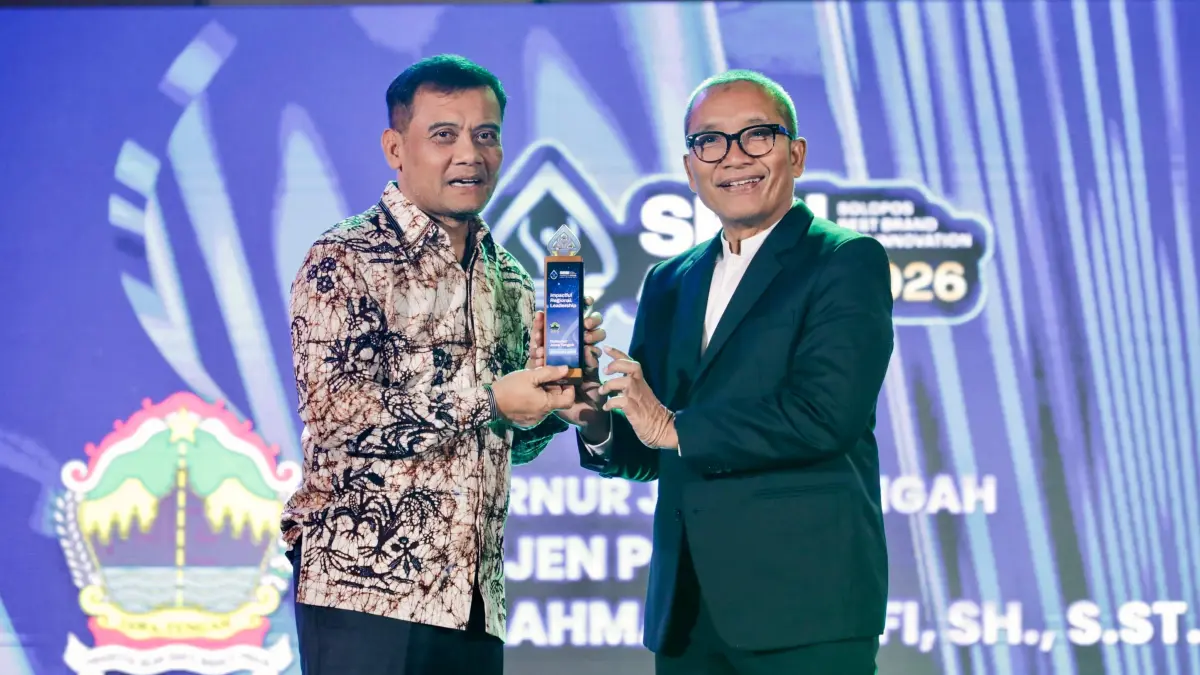 Gubernur Jawa Tengah, Ahmad Luthfi, menerima penghargaan Impactful Regional Leadership dalam ajang Solopos Best Brand & Innovation (SBBI) Award 2026, Jumat (17/72026) malam di The Alana Solo Hotel.
