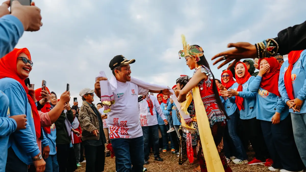 Bupati Afif Nurhidayat menari dalam peluncuran CFD di Jalur Lingkar Sekatan Kertek, Minggu (19/7/2026). Keberadaan CFD sebagai pemerataan ekonomi. (Istimewa)