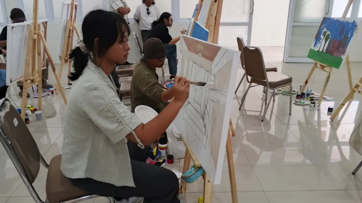 Gabungan Seniman Borobudur menggelar workshop melukis dan pameran bertajuk Rendezvous di IKM Center Kota Magelang. (MUHAMMAD BINTANG PAMUNGKAS/JAWA POS RADAR MAGELANG)