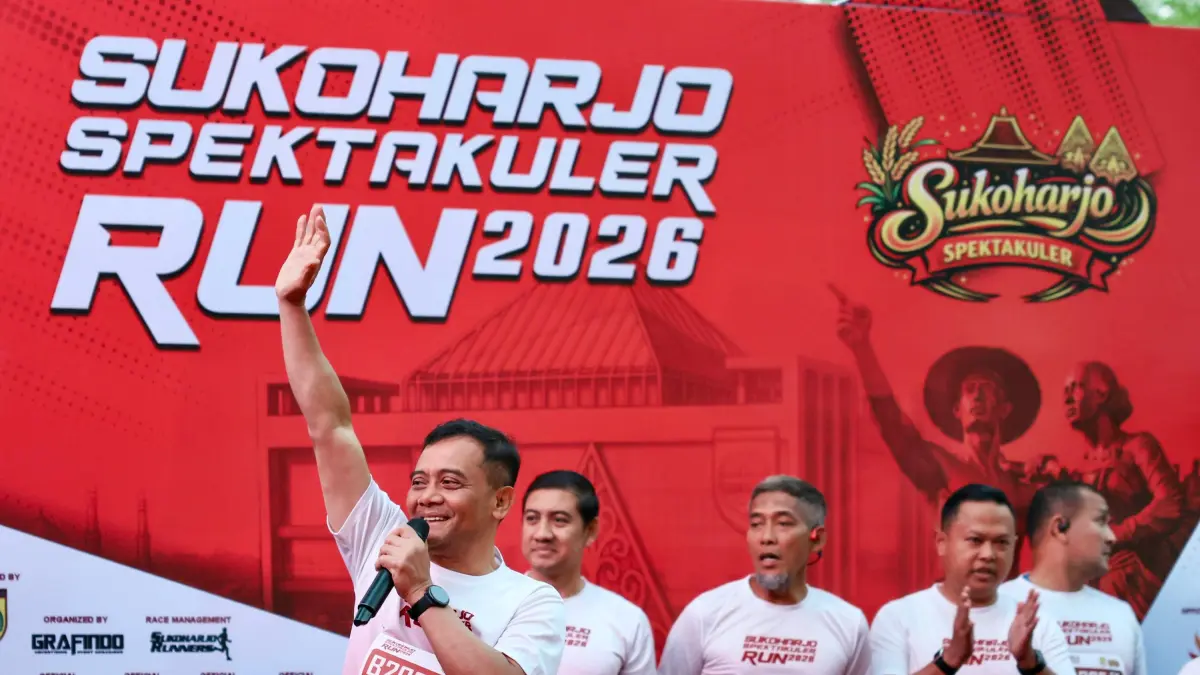 Gubernur Ahmad Lutfi di ajang Spektakuler Sukoharjo Run 2026 yang dipusatkan di kawasan Sentra Niaga The Park Mall Solobaru, Minggu (19/7/2026).