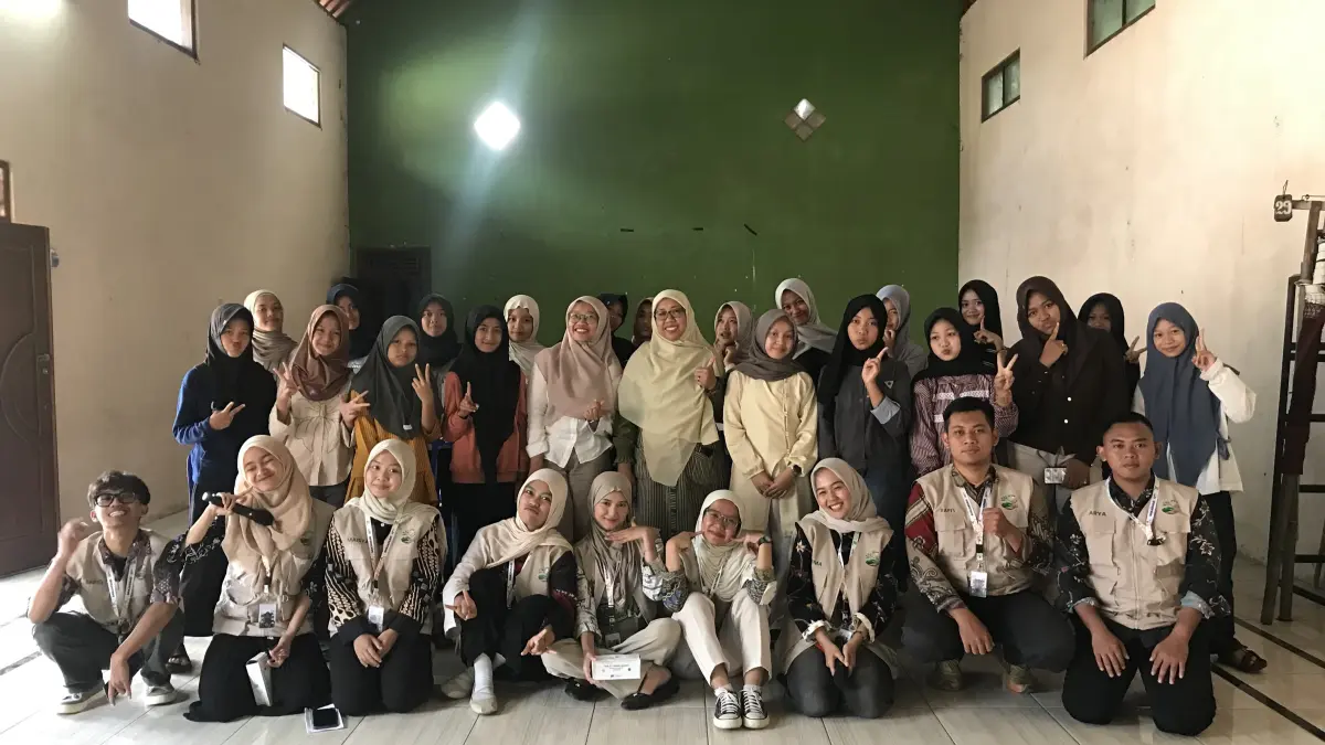Mahasiswa KKN Untidar kelompok 48 foto bersama dengan peserta dan pemateri dalam kegiatan sosialisasi pencegahan kekerasan seksual dan stunting pada perempuan dai Desa Banjarsari, Grabag, Kabupaten Magelang, Minggu (19/7/2026). (Dok KKN 48 Untidar)