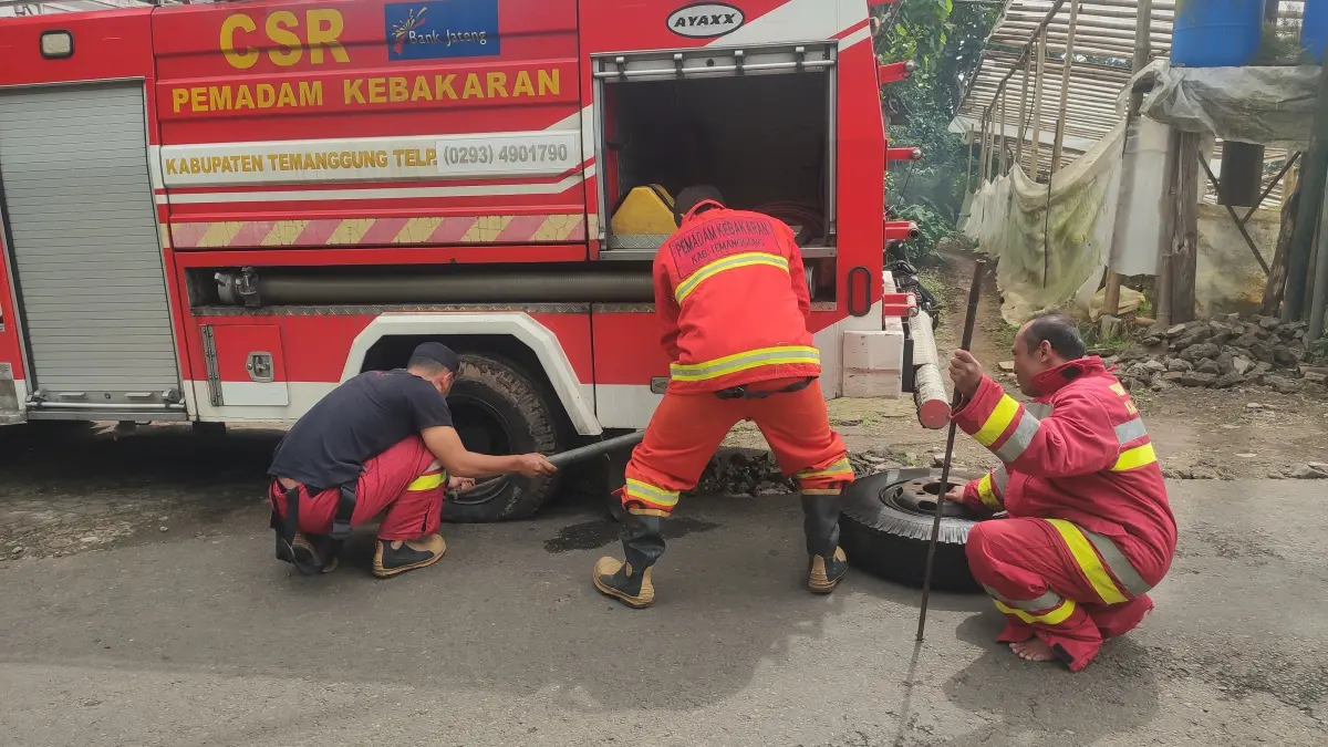 Pelayanan Damkar kepada masyarakat untuk memadamkan api saat terjadi peristiwa kebakaran. (Dok Jawa Pos Radar Magelang)