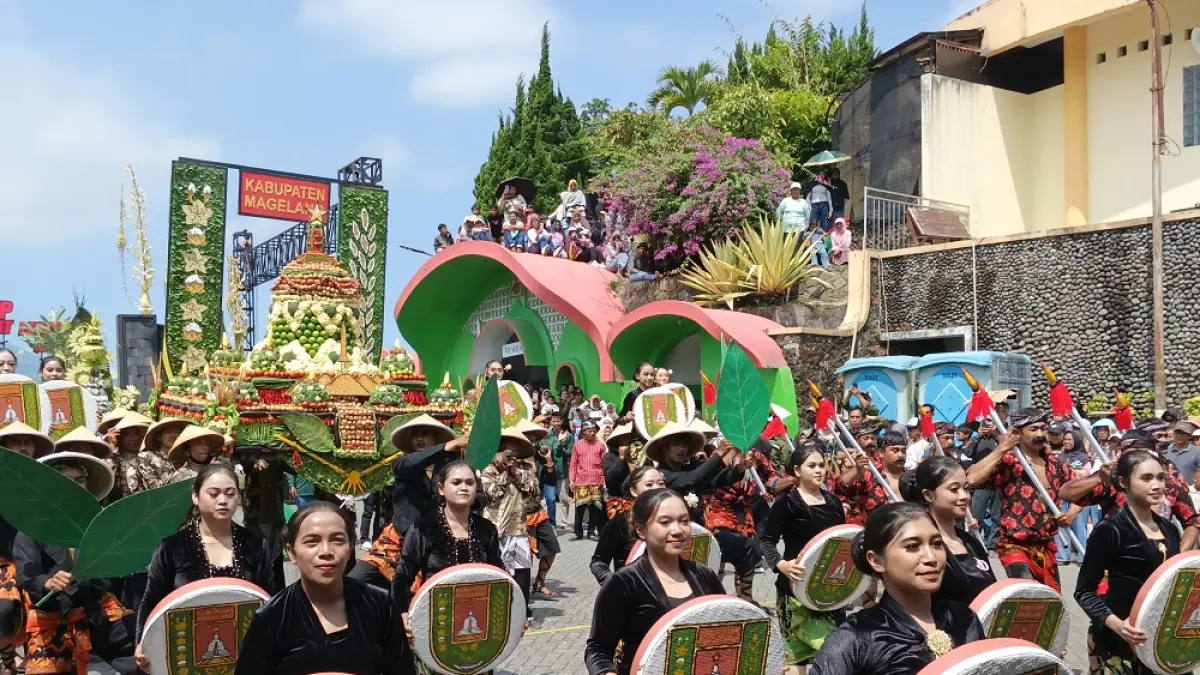 Penampilan kesenian dan gunungan hasil bumi dari Kecamatan Pakis pada Kirab Gunungan Ketep Summit Festival 2026, Minggu (19/7/2026).&nbsp; (ROFIK SYARIF/ JAWA POS RADAR MAGELANG)

&nbsp;