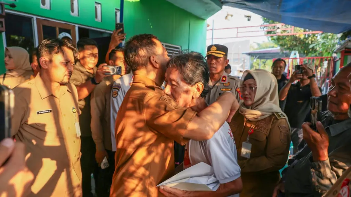 Gubernur Ahmad Luthfi memeluk keluarga korban tabrakan kereta api di Kaliasin, Semarang Utara, Senin (20/.7/2026). (Istimewa)
